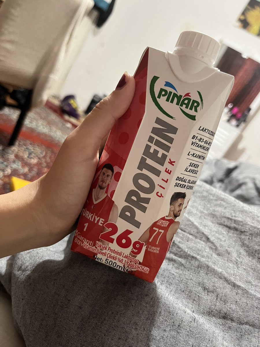 starvemebabe's tweet photo. Today’s log
Protein milk , grilled chicken in a burger bun, leftover bd cake and a mini pizza ( I also had a banana but it only lets me put 4 pics)
1184 cals in total https://t.co/r8eaqylYrS