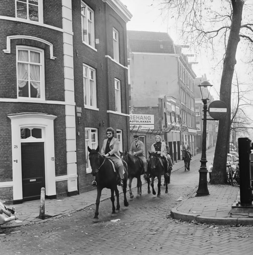 Tangocharliejui's tweet photo. 1973 yılının Kasım ayında Hollanda, petrol krizi nedeniyle pazar günleri araç kullanımını yasaklamıştı. Yaklaşık 3 milyon araç trafikten çekilirken, bazı insanlar otobüsleri, bazıları ise bisiklet ve patenleri kullandı.

Kimileri ise at binmeyi tercih etti. https://t.co/zqSNnTLA3C
