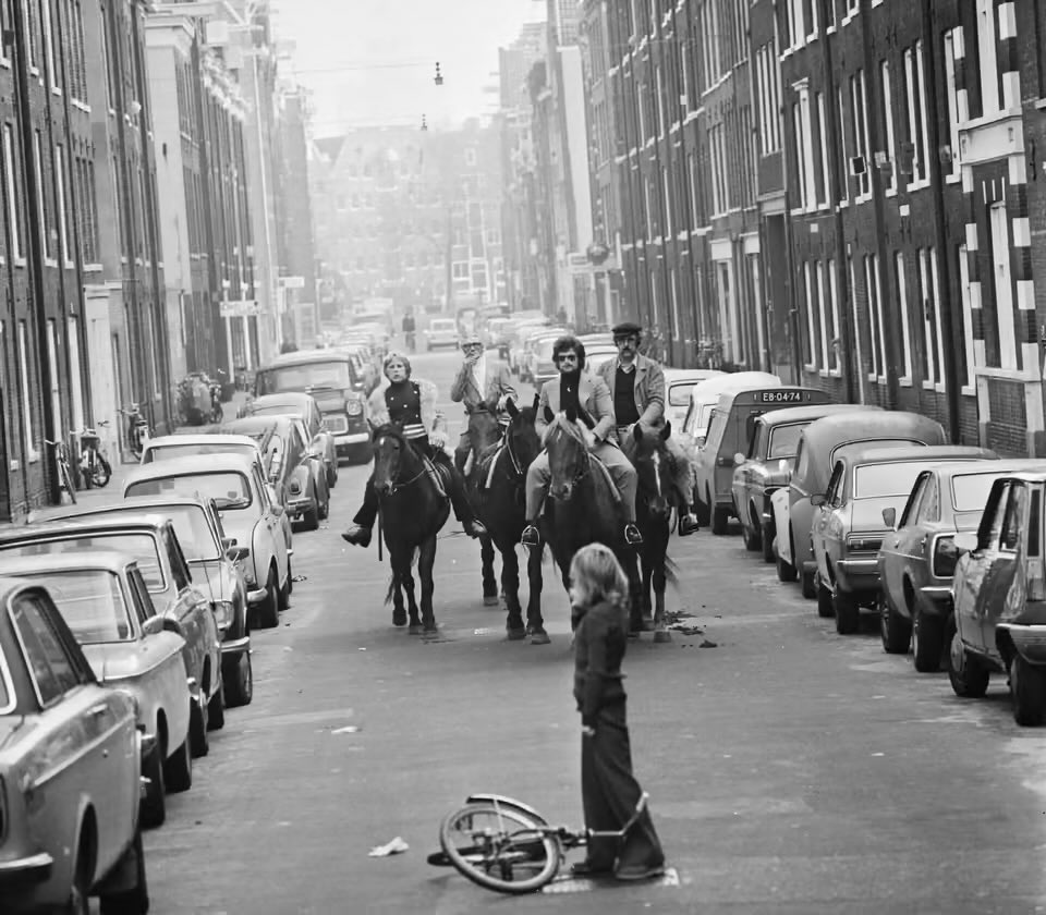 Tangocharliejui's tweet photo. 1973 yılının Kasım ayında Hollanda, petrol krizi nedeniyle pazar günleri araç kullanımını yasaklamıştı. Yaklaşık 3 milyon araç trafikten çekilirken, bazı insanlar otobüsleri, bazıları ise bisiklet ve patenleri kullandı.

Kimileri ise at binmeyi tercih etti. https://t.co/zqSNnTLA3C