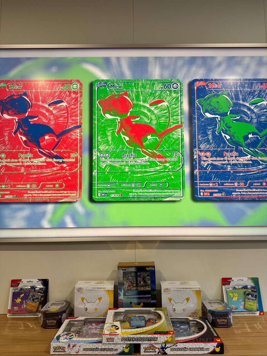 POKESTOCK_ES's tweet photo. Actualizo, ya tengo el pedazo de pedido de @shinyhit_ con todos los productos del 30 aniversario de Pokémon que han salido de momento en occidente hasta la fecha.

Tocará hacer alguna apertura en directo, no? Aunque quizás hasta el fin de semana no pueda.

El deck de umbreon y espeon en japo es de los productos más tops que he visto hasta la fecha de Pokémon, seguramente lo deje sellado.