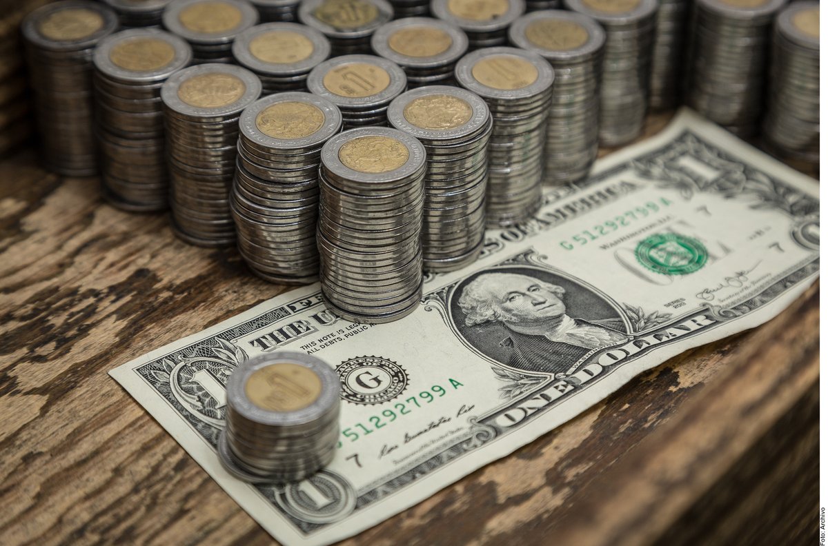 AmaneciendoMx's tweet photo. Dólar hoy en México: tipo de cambio del martes 29 de septiembre

El dólar se ubica en 17.94 pesos mexicanos según el Banco de México. La fortaleza del peso desde 2023 afecta a quienes cobran en dólares y a las remesas familiares.

https://t.co/y7wamTTBMs

#dólar #méxico #tipo https://t.co/oiovuxCppP