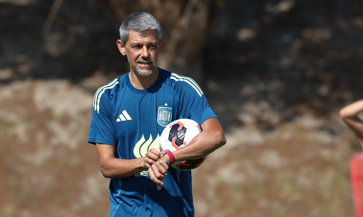 SEFutbolFem's tweet photo. 🙋‍♂️ 𝗗𝗮𝘃𝗶𝗱 𝗔𝘇𝗻𝗮𝗿 hace pública su primera lista tras conquistar el Europeo en julio.

🗓️ La #SUB19 jugará dos amistosos ante Suecia los días 10 y 13 de octubre. 

🗒️ 𝗟𝗜𝗦𝗧𝗔: https://t.co/yJEMcNcvh9

#NuestraBase https://t.co/w84NU2nblw