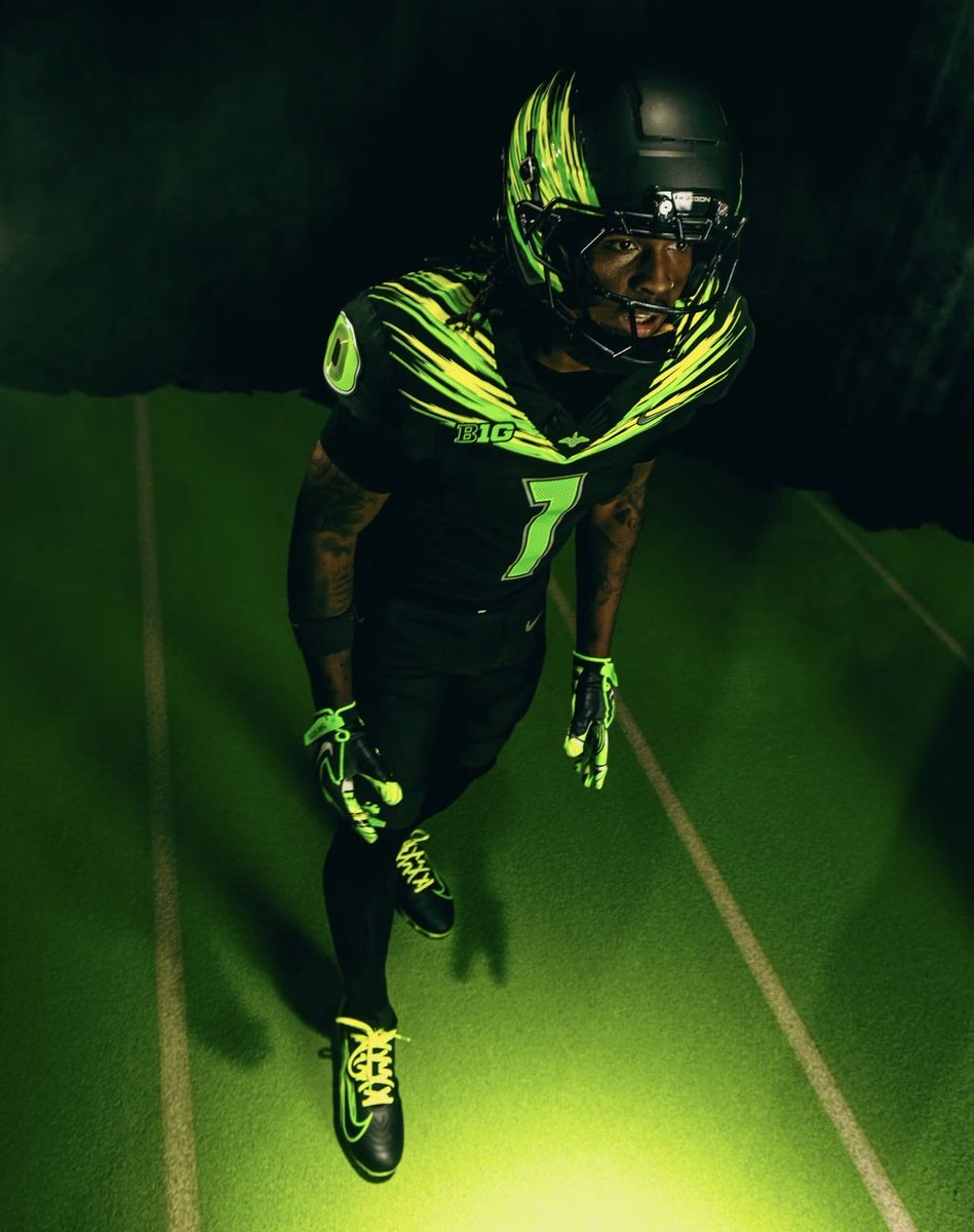 ZachCohenFB's tweet photo. Wow, I think I love Oregon’s “Origin of Speed” uniform https://t.co/wLr5nijmt8