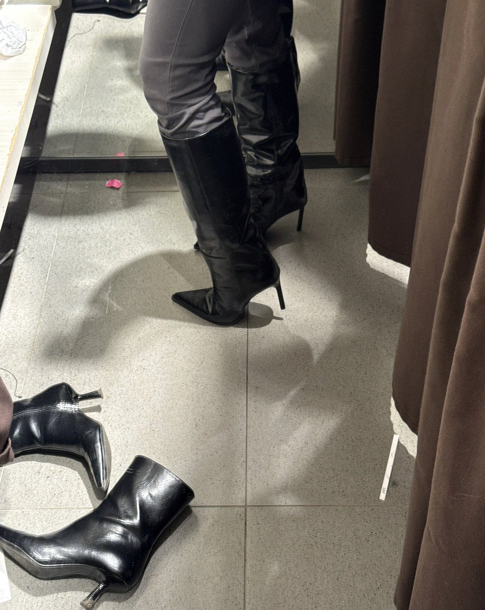 goddessmelek's tweet photo. Die Herrin probiert Boots in der Umkleide an und du Loser darfst dabei zugucken! Socken, Füße, Sohlen und schwarze hohe Boots 😈 

https://t.co/fFHGbSyraR Part 1 

https://t.co/21gFfHEClk Part 2 https://t.co/oCCdglMOxb