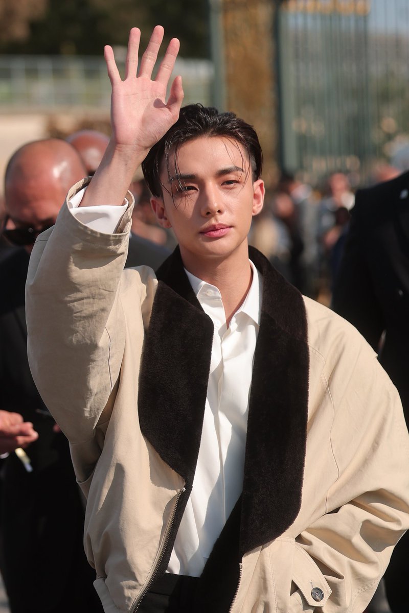 MTVUK's tweet photo. This undercut on Hyunjin is just perfection 👏 #StrayKids’ Hyunjin is shining at the Dior show for Paris Fashion Week 
#DiorSummer27_HYUNJIN https://t.co/RWIXMzQ4VF