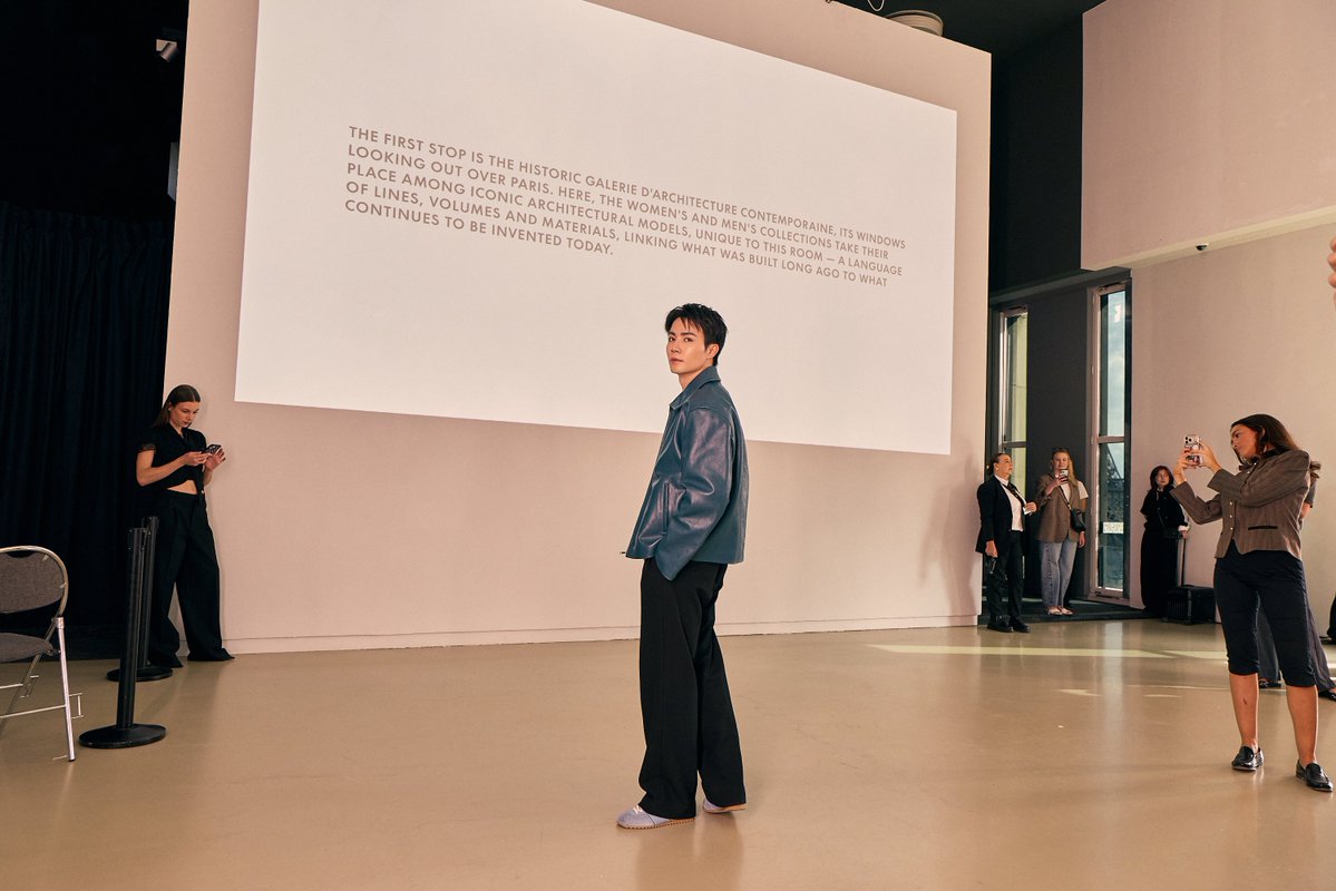 DomundiTV's tweet photo. THE SANDRO MOMENT 

Zee Pruk @zee_pruk explores SANDRO’s SS 2027 presentation, taking in the collection, distinctive details, and atmosphere of the exhibition during Paris Fashion Week.

ZEE PRUK PFW 2027
#SANDROxZEEPRUK
#Sandro #SandroParis
#ZeePruk https://t.co/PnzHzsTZvt