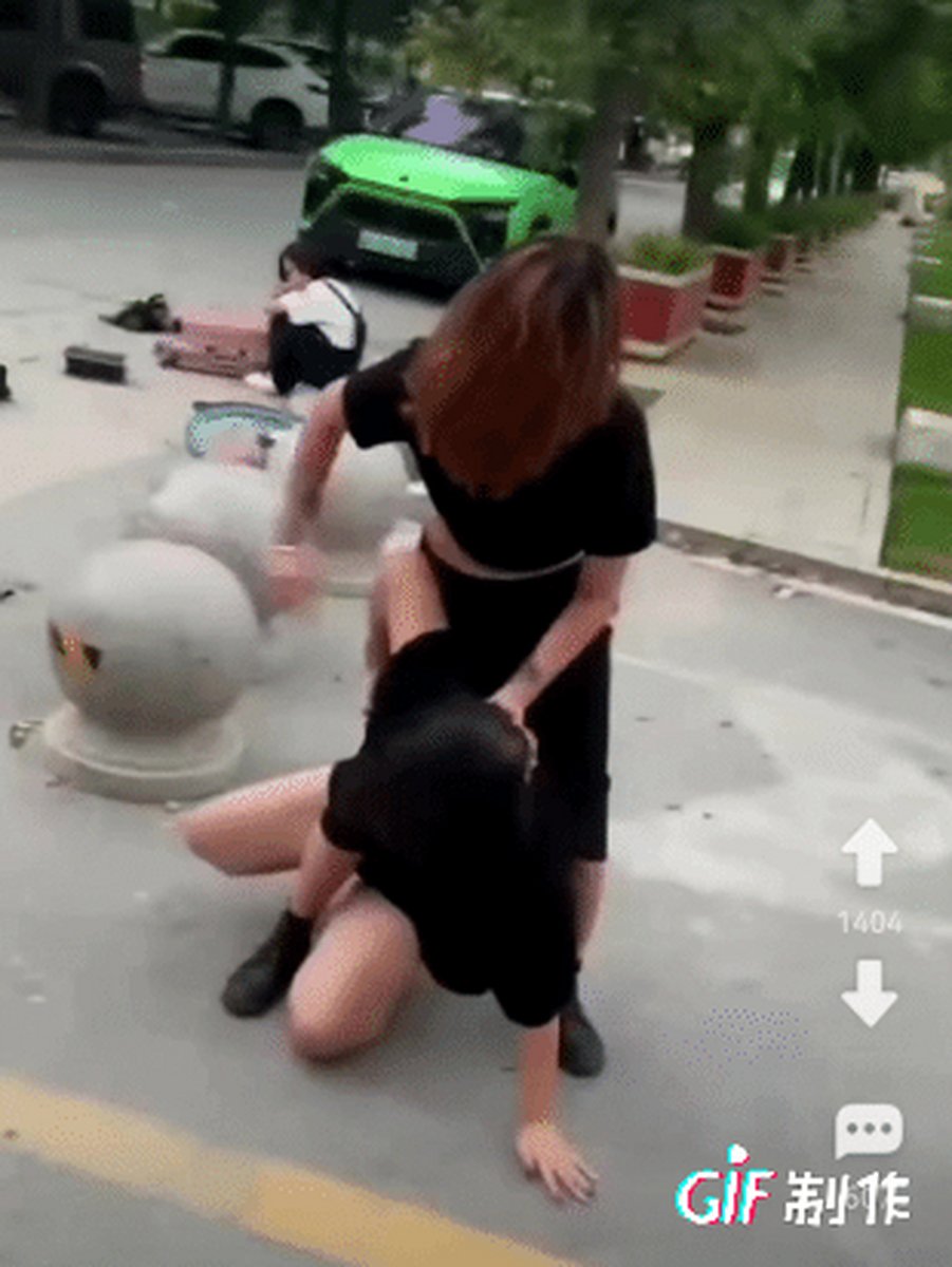 09883_986's tweet photo. [Need to handle the brawl, don't let the aggressive gangster harm the honest fellow, stay calm when facing chaos!]， https://t.co/dpRuWPYZvu