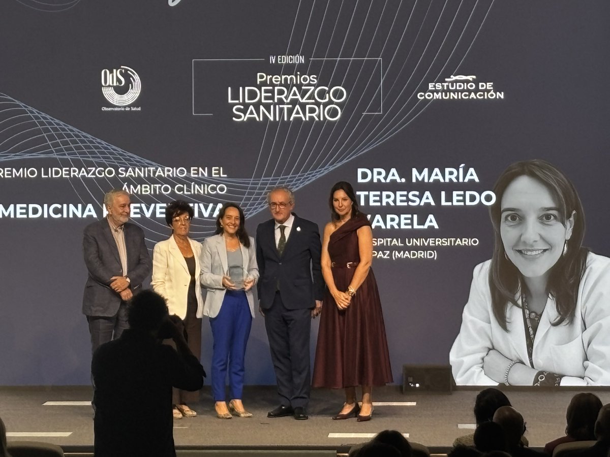 HospiLaPaz's tweet photo. 🎖️ El #HospiLaPaz se alza con tres reconocimientos en los Premios Liderazgo Sanitario de @OdSalud y @EstComunicacion. 

🩺 En Medicina Interna al Dr José Ramon Arribas. 

😷 En Medicina Preventiva a la Dra. María Teresa Ledo. 

🫁 En Neumologia al Dr. Francisco García Río. https://t.co/UpYz5a4MIe