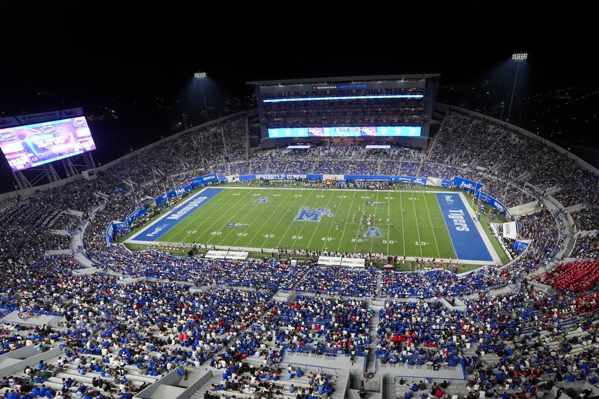 Jace1white's tweet photo. Blessed to receive an offer from the University of Memphis!!!💙🐅@DBowman901 @BlueDragonsFB @Coach_Skew @BallcoachKrause @CoachDrewDallas https://t.co/mNFKuj6Gva