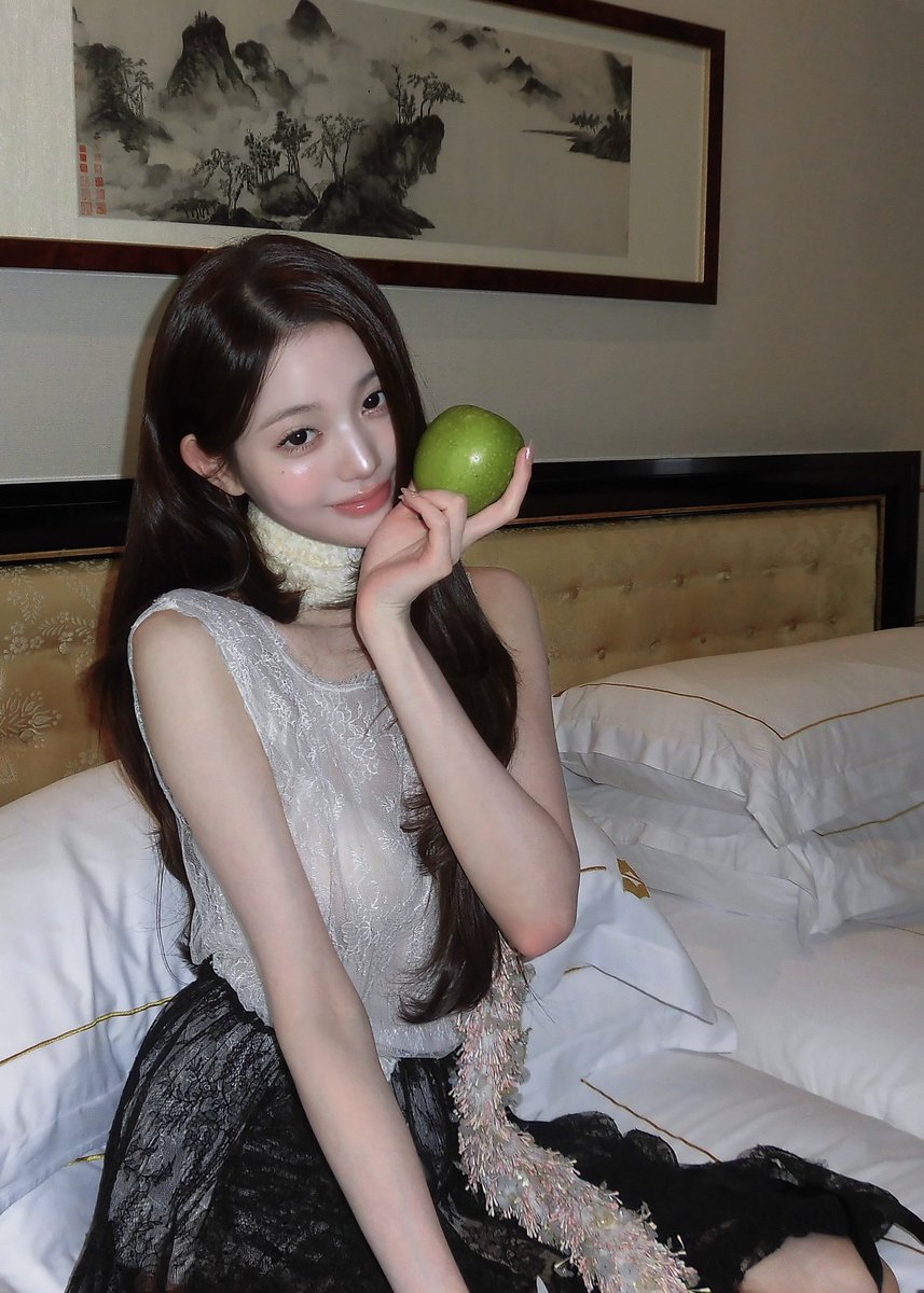 wonyoungdollz's tweet photo. Stunning 🤍🖤🍏 https://t.co/14G4qWOZJe