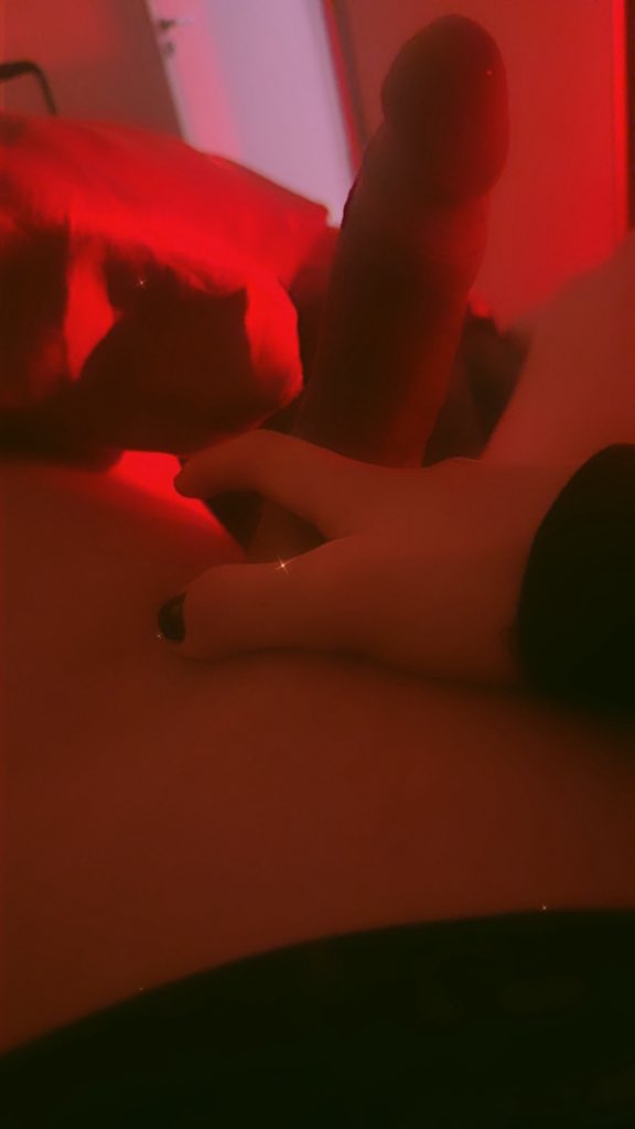 yssminsecret's tweet photo. Parece que a Yaz drácula do twitter é bem pauzudinha https://t.co/Ydpv2zRb72