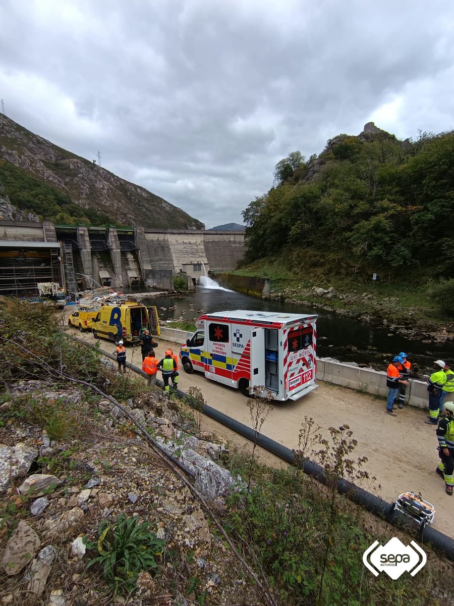 112Asturias's tweet photo. Colaboramos con #SAMU en evacuación de trabajador herido grave tras caer de altura en encofrado, unos 12 m, en Comillera #Sobrescobio. Efectivos de @BomberosAstur #SMRA lo rescataron de entre la maleza y lo evacuaron hasta la 🚑 #SVA del Nalon. Fue trasladado a @HUCA_Asturias. https://t.co/SNkt3EcJYq