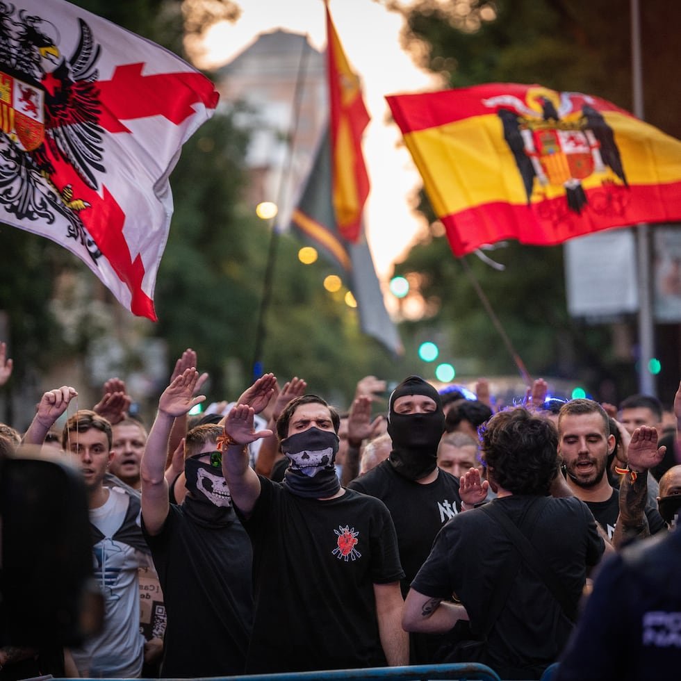 NewArtemis22's tweet photo. Ante la amenaza, os cuento qué hay que hacer para defenderse de un posible ataque neonazi durante una manifestación, teniendo en cuenta las circunstancias de la acampada en Sol. https://t.co/lIGLWyWPw6