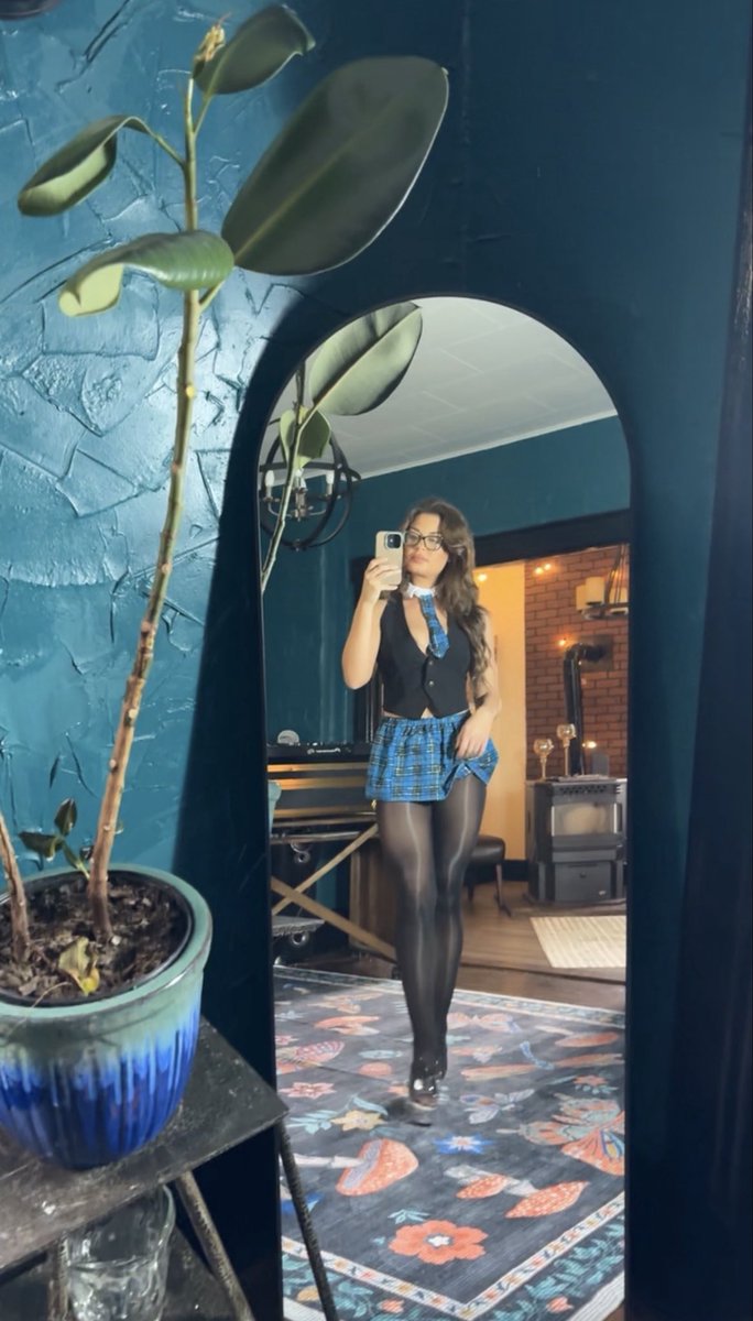 eastcoastVal's tweet photo. Heels or pantyhose? I need answers for science https://t.co/3jftI5rlg5