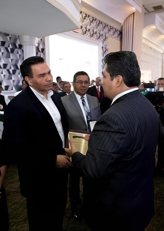 Alfie_Acosta's tweet photo. Ya que andamos entrados en el tema de Chihuahua, les recuerdo que Cruz Pérez Cuéllar (@CruzPerzCuellar), candidato a gobernador de nuestro Estado, es un fiel seguidor del PEDERASTA Naasón Joaquín García, quién se encuentra en una prisión de EUA.

Fue uno de los tantos 'MORENISTAS' que le llevaron a cabo un homenaje en Bellas Artes y hasta le dió un reconocimiento.

¡La Cuatroté es el nido de los engendros más ruines que existen en México!