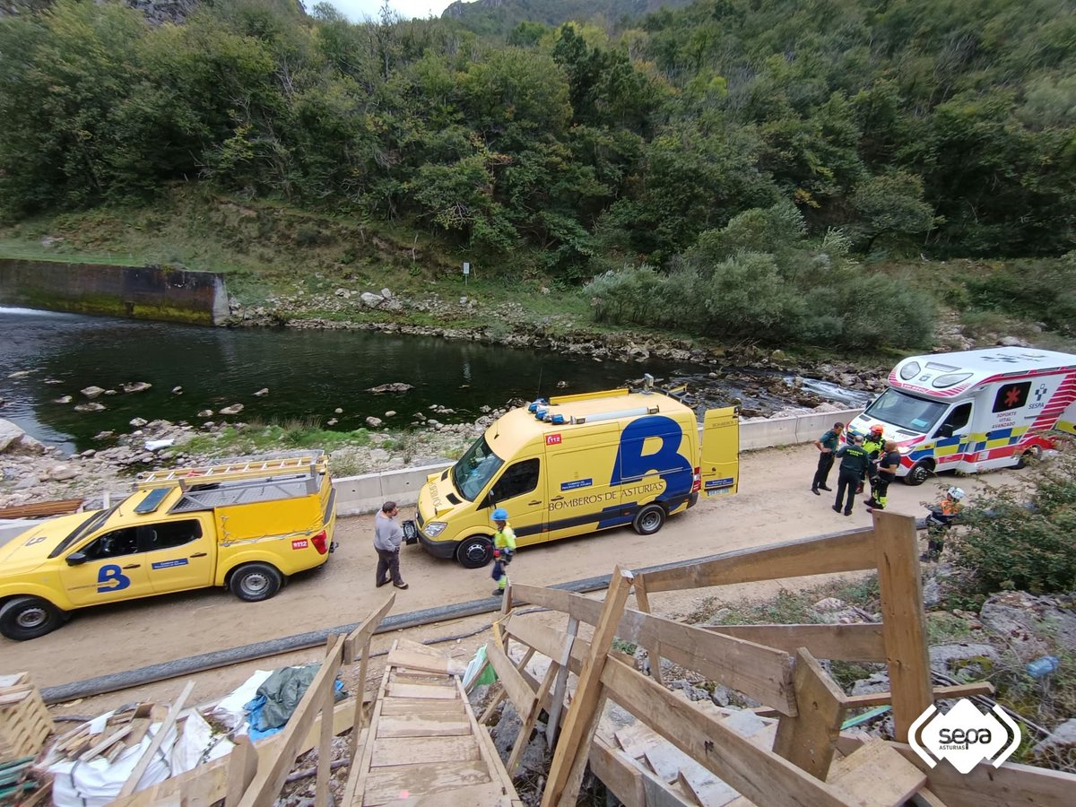 BomberosAstur's tweet photo. Rescate de trabajador herido tras caer de encofrado a 12 metros de altura en #Sobrescobio. Hasta el lugar acudió dotación de Bomberos del #SEPA de #SMRA https://t.co/10vV73pl3O