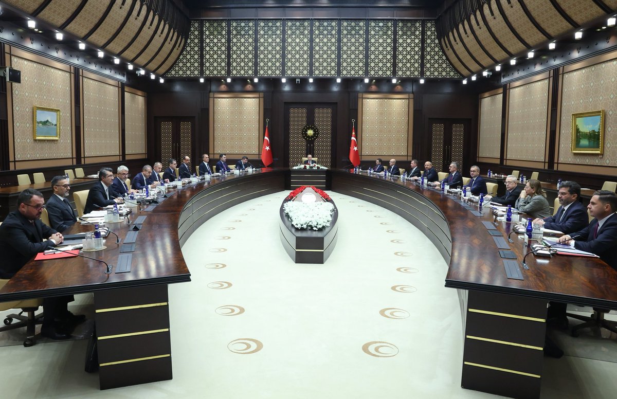 iletisim's tweet photo. Sayın Cumhurbaşkanımızın başkanlığında ekonomi kurmayları ve ilgili kurumların üst düzey yöneticilerinin katılımıyla bir eşgüdüm toplantısı düzenlenmiştir.
Toplantıda, sermaye piyasalarında son dönemde yaşanan gelişmeler değerlendirilmiş, katılımcılar görev alanlarıyla ilgili yürütülen çalışmalar, alınan ve alınacak tedbirler hakkında Sayın Cumhurbaşkanımıza bilgi arz etmişlerdir.
Sayın Cumhurbaşkanımız, tasfiyesine karar verilen fonlarla ilgili çalışmaların titizlikle sürdürülmesinin, sermaye piyasası kuralları çerçevesinde yatırımcıların haklarının korunmasının, ödemelerin adil, sağlıklı ve mümkün olan en kısa sürede yapılmasının temel öncelikleri olduğunu vurgulamıştır.
 
Bu kapsamda:
• Tasfiye sürecinin yatırımcıların meşru hakları ve kamu yararı gözetilerek hızlı bir şekilde gerçekleştirilmesi amacıyla, genel koordinasyonu sağlamak üzere, Cumhurbaşkanı Yardımcısının başkanlığında “Fon Koordinasyon Kurulu” oluşturulmuştur.
• Cumhurbaşkanımızın talimatıyla Devlet Denetleme Kurulu (DDK), sermaye piyasalarında son dönemde meydana gelen yatırım fonu işlemlerini kapsayan inceleme ve denetim sürecini başlatmıştır.
• Katılımevim ve Birevim Tasarruf Finansman Şirketleri ile İktisat Katılım Bankası’nın Türkiye Emlak Katılım Bankası’na devrine ilişkin yürütülen süreç hakkında bilgi verilmiştir. 
• Sermaye Piyasası Kurulu, tasfiye kapsamındaki fonlarda, mal varlığı ve likidite durumuna göre, hak sahipliği mutabakatı tamamlanan yatırımcılara ödemelerin gerçekleştirilmesine yönelik yol haritasını sunmuştur.
• Mevcut sorunun çözümünün yanı sıra, benzer durumların tekrar yaşanmaması için sermaye piyasalarının işleyişini ve denetim mekanizmalarını güçlendirecek ilave idari ve hukuki düzenlemelerin hayata geçirilmesi yönündeki kararlılık ortaya konulmuştur.
Kamuoyuna saygıyla duyurulur.