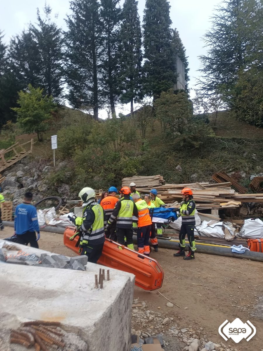 BomberosAstur's tweet photo. Rescate de trabajador herido tras caer de encofrado a 12 metros de altura en #Sobrescobio. Hasta el lugar acudió dotación de Bomberos del #SEPA de #SMRA https://t.co/10vV73pl3O