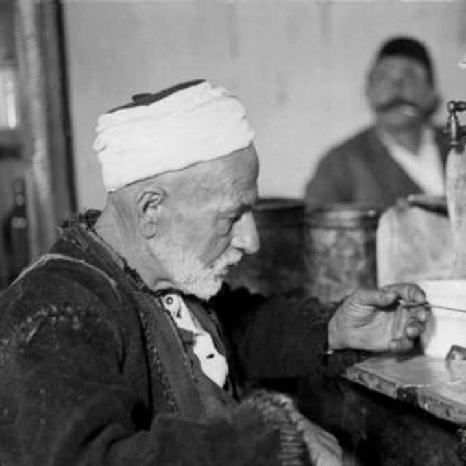 egqiod's tweet photo. ☕ Preko 400 godina bosanske tradicije u jednoj fildžanu!
​Od 16. vijeka, kafane u Sarajevu i Mostaru nisu bile samo mjesta za kahvu, već centri života i razgovora. Zanimljivo je da su trgovci nekada imali i poseban "sistem za dostavu" kahve! ☎️
​"Hoćemo li na kafu?" nikada nije https://t.co/YelWR0cM2c