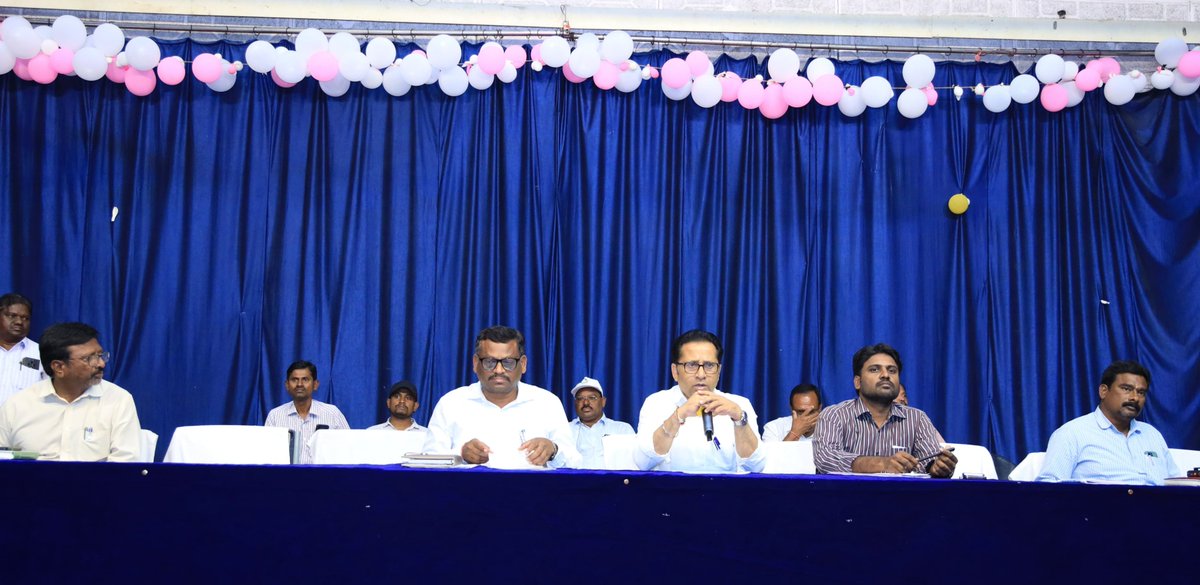 MC_GWMC's tweet photo. లాల్‌బహదూర్ కళాశాల ఆడిటోరియంలో పారిశుద్ధ్య జవాన్లతో సమీక్ష నిర్వహించి ప్రతి జవాన్ తన వార్డు పరిధి, కార్మికుల విధులు, కేటాయించిన ప్రాంతాలపై పూర్తి అవగాహన కలిగి ఉండాలని, ప్రతిరోజూ బయోమెట్రిక్ ద్వారా కార్మికుల హాజరు నమోదు చేయాలని. తడి, పొడి చెత్త వేర్పాటు, ఇంటింటి చెత్త సేకరణ, స్వచ్ఛ ఆటోల పనితీరు, విలీన గ్రామాల పారిశుద్ధ్యం, అవసరమైన చోట గ్యాంగ్‌మెన్‌ల వినియోగం, సెంట్రల్ మీడియన్ల పరిశుభ్రతపై ప్రత్యేక దృష్టి సారించాలని, క్షేత్రస్థాయిలో పర్యటిస్తూ రోడ్లు, చెత్త పాయింట్లను ఎప్పటికప్పుడు శుభ్రం చేయాలని జవాన్లను ఆదేశించడం జరిగినది. నెల రోజుల్లో పనితీరులో స్పష్టమైన మార్పు తీసుకురావాలని, విధుల్లో నిర్లక్ష్యం వహిస్తే కఠిన చర్యలు తప్పవని హెచ్చరిస్తూ, మెరుగైన పనితీరు కనబరిచే జవాన్లకు ప్రశంసా పత్రాలతో గుర్తింపు అందజేస్తామని తెలపడం జరిగినది.
@TelanganaCMO 
@TelanganaCS 
@cdmatelangana
@Collector_HNK
@IPRTelangana