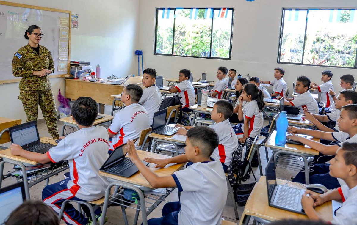 SecPrensaSV's tweet photo. El sendero hacia un mejor futuro comienza muchas veces frente a un pizarrón y con el deseo de aprender. Cada acción que robustece ese camino suma a la construcción de un nuevo El Salvador, en un proceso liderado por el Presidente @nayibbukele. https://t.co/8ysPK1Z5fy