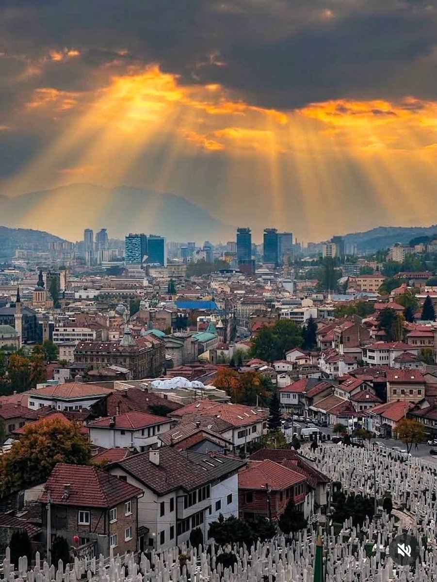 wahaot's tweet photo. Čak se i nebo zaljubilo u tvoju ljepotu; svojim zlatnim zrakama grli te, moja Sarajevska ljubavi… 💙🤍🇧🇦 ( F.T. ) https://t.co/8rlkneTFGP