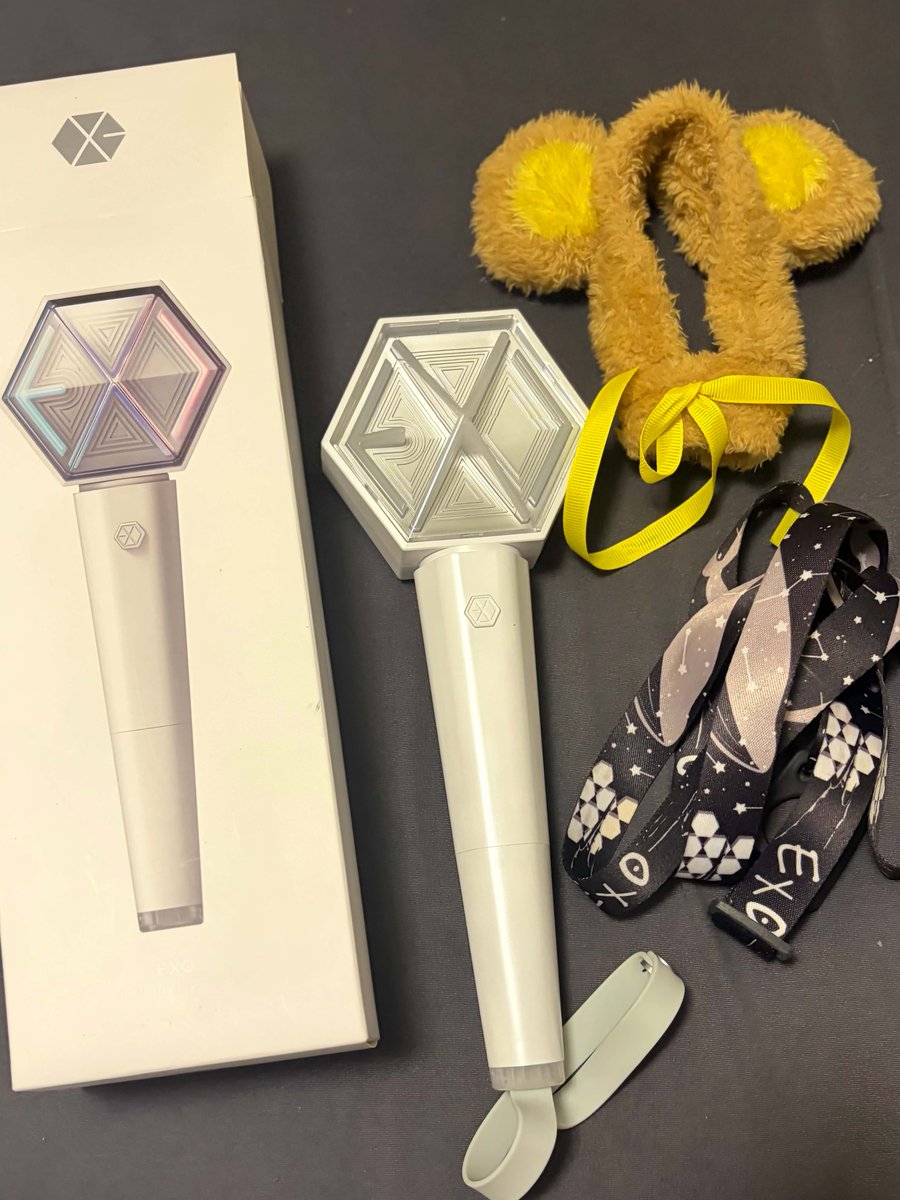 almiraxxi's tweet photo. Hello! I am selling my Exo Lightstick Ver. 3 (Eribong) with box. Once used lang nung concert, no issue.  lahat po ng nasa pic included.   

RFS: DECLUTTERING 
DELIVERY: LALAMOVE (buyer will shoulder fee) https://t.co/P3DF6hMHJh