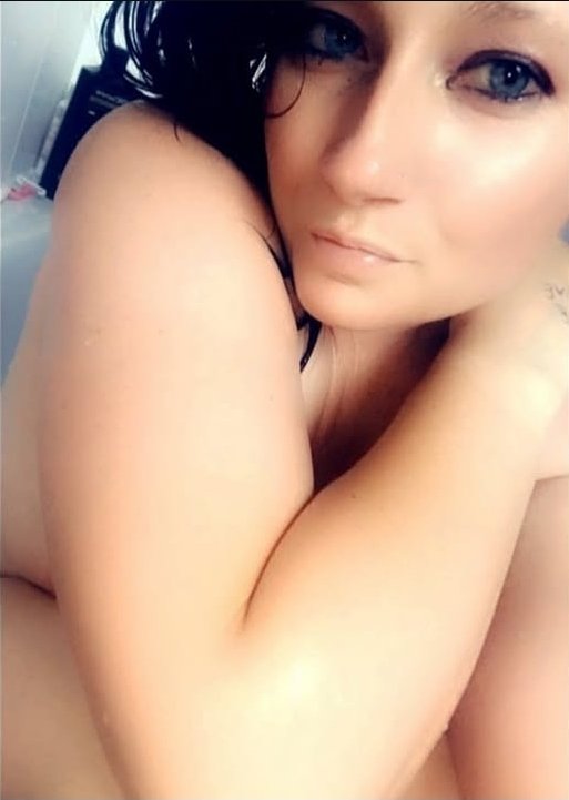 Miss_Ezzy_'s tweet photo. Is there any subs sending tonight?

My DMs are open and I have a special reward for subs that send today.

#cuck #hotwife #nsfw #nsfwtwt #bbc #paypig #horny #ukmilf #ukfindom #piggy #cock #dickrate #cockrate #nsfwtwitter #uk #bwc #milf #findom #sph #femdom https://t.co/gnJZTGhjSu