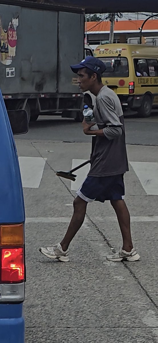 EmergenciasEc's tweet photo. #DenunciaCiudadana
En la vía a Daule, a la altura de Ecuasal, se encuentra este sujeto limpiando parabrisas y si no le das dinero te va golpeando el vidrio, anda con un cuchillo.
@segura_ep https://t.co/d6PHMSrTIq