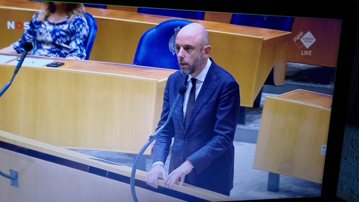 Cor10792734's tweet photo. @SchipholWatch VVD -Er De Groot #POENBOVENLEVEN wil niet dat mensen kunnen slapen want oh oh! de economie..bloemen en pakjes..pfff...en dan slachtoffertje spelen hahaha!🤡
#nachtsluiting #luchtvaartdebat #Kuger👊 #KRIMPSCHIPHOL ❌✈️❌ https://t.co/ULj2XJyGdE