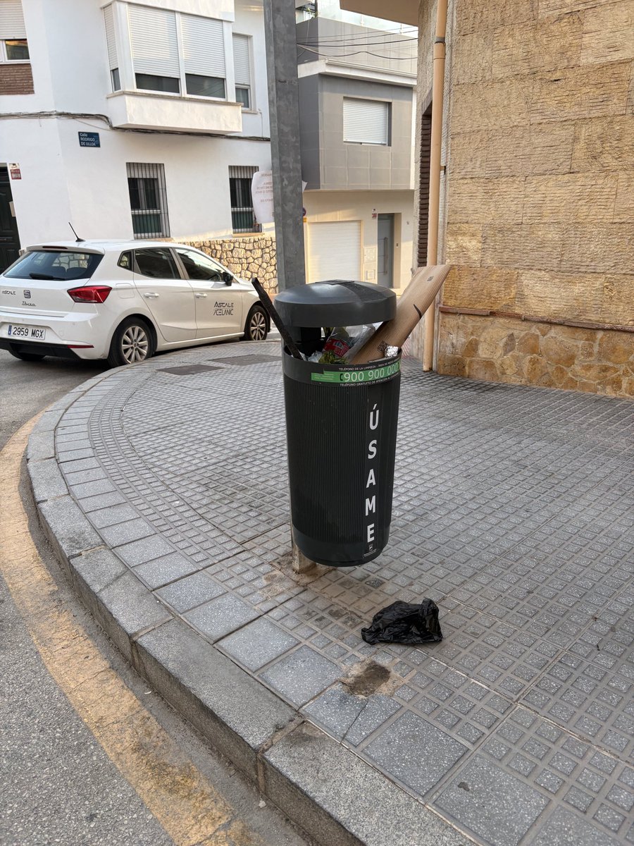 pepa43_'s tweet photo. @malaga varias semanas sin limpiar la calle , las papeleras hasta arriba , los cubos de basura llenos de miwrda. Esto es culpa del ciudadano tambien? O de la cara que tenéis ? https://t.co/m8ACrk9OyG