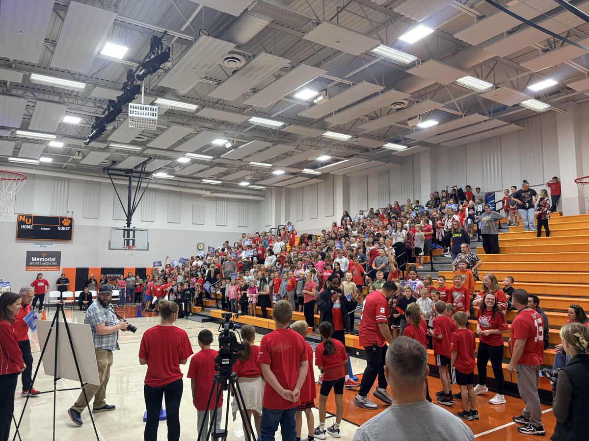 NU_Supt's tweet photo. Thank you @LtGovJimTressel and his team for visiting North Union! He stopped by NUE for the Tressel Challenge & toured NUHS to see our career tech programs! 🐾 #NUpride https://t.co/lU4BYf05nu