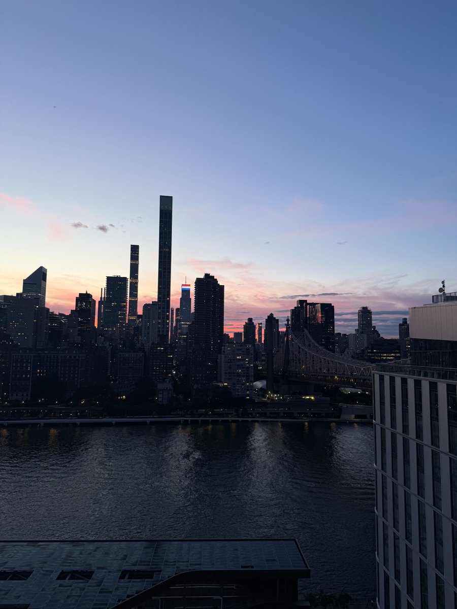 u_ixis's tweet photo. Dusk skyline, city silhouette. https://t.co/HqclAnf4wk