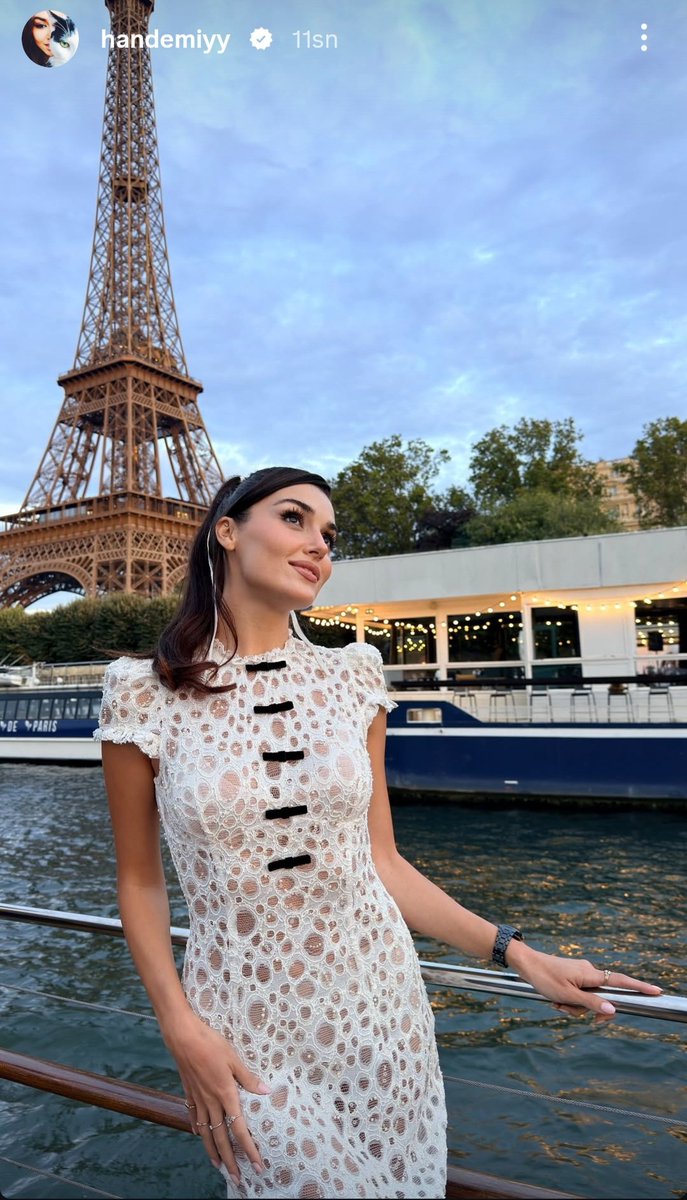 Handemiycan's tweet photo. Hande Erçel Paris'de👸🌟🤍🌏 #HandeErçel #ParisFashionWeek #PFW https://t.co/LSSjZLQssp