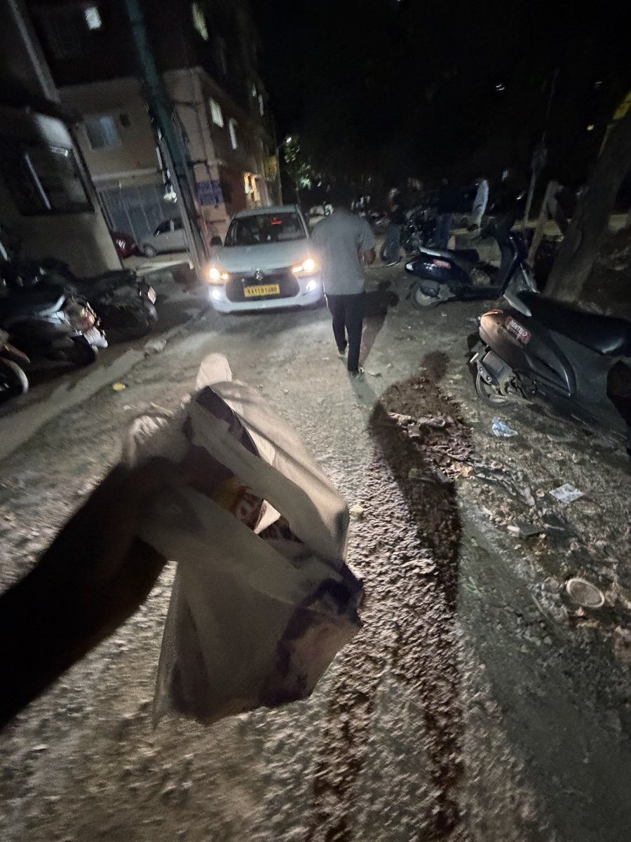 Havi007z's tweet photo. ordered snacks at night, delivery guy pulled up in a car 💀
@ZeptoNow when did you guys launch Zepto Black
#Bengaluru #QuickCommerce #Zepto https://t.co/Df6bR9Btaa