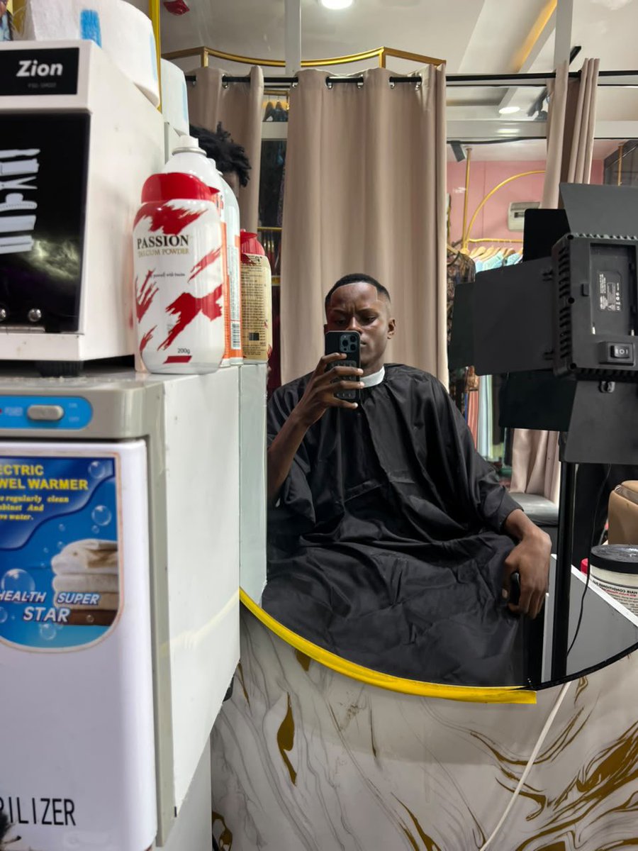 _codewithemmy's tweet photo. Dreadlocks broken, back to my normal hair style 💇‍♂️

What did you do today devs 🤦🏽‍♂️🤷🏽‍♂️ https://t.co/sXI8wFYtCz