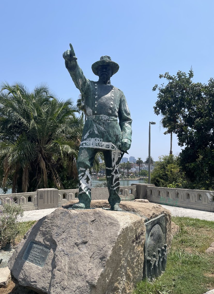LaInaMinute's tweet photo. Absolutely - I go once every few months. 

Langer's is one of the great joys of living in L.A.  Their pastrami is incredible.

The park itself is quite beautiful w the lake, the history &amp; architecture + a statue of one of L.A.'s most important figures, Harrison Gray Otis. https://t.co/ITQO4WrSM2