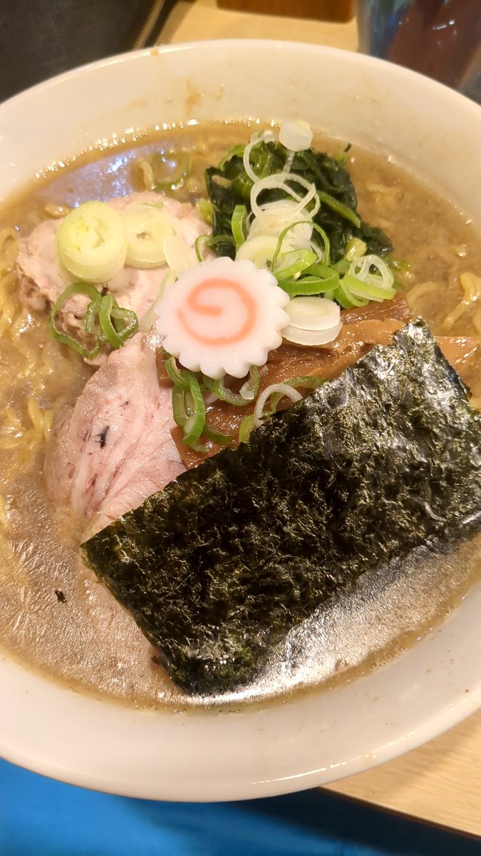 wochiko's tweet photo. 夜中に目が覚め(爺)
これはやはり行きなさい!と
天が雨を降らしてるが、出陣。
「ひさしぶり〜コッチ(調布)来てからはじめて？」と
ちょっとビックリ^^;
味は勿論なんだけど
店主の魅力は、切り抜いてた桓齮に
負けないと自分は思います☆
ご馳走様でした！また来ます♥
#自家製麺 麺や六等星 調布銀座 https://t.co/bd1NzdegeZ