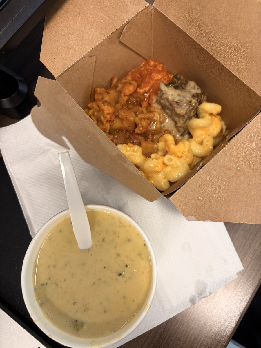 coroooo____'s tweet photo. 今日のオフィスランチ！
NY来る前はハワイに行くたびにWhole Foods Marketでワクワクしてたのに今はサッと行ってバババッと買い、食べ、仕事に戻る生活😂 https://t.co/jKcNYwCg1g