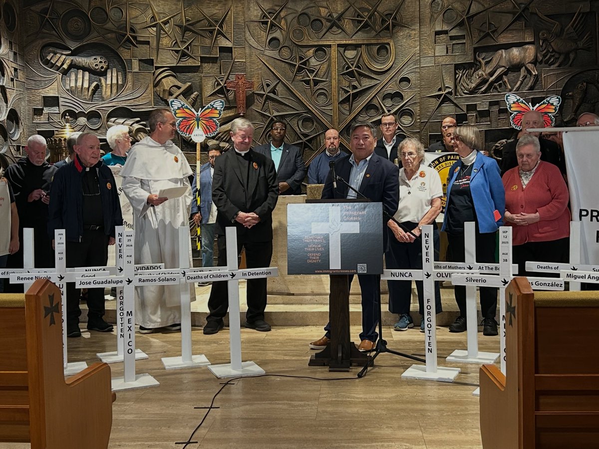 LCLAA's tweet photo. 🕯️Our Chicago Metro LCLAA and the Chicago Federation of Labor joined faith leaders, union siblings, and immigrant advocates to honor the lives lost in immigration custody and enforcement.
We stand in solidarity with immigrant families.✊🏽❤️
#immigrantworkers #solildarity https://t.co/1mBoDCzv5P