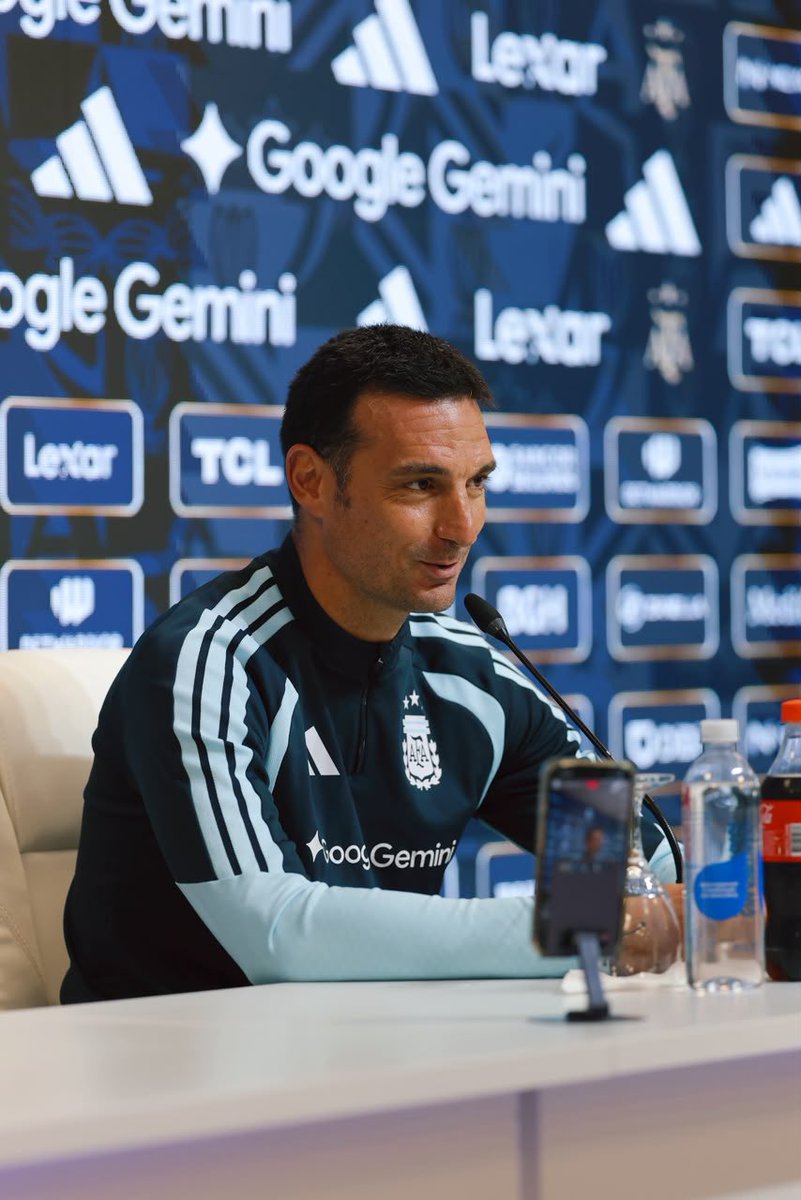ActuFoot_'s tweet photo. 🚨 Lionel Scaloni : « Jusqu’au match d’adieu de Lionel Messi 🇦🇷, PERSONNE NE PORTERA LE NUMÉRO 10. » ❌ 

🎙️ conf. de presse https://t.co/4n0DL7pf3e