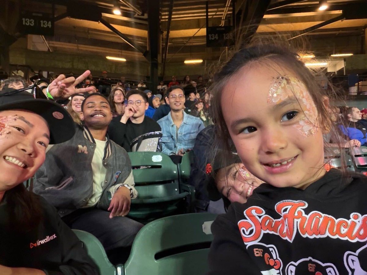 shiyingjo's tweet photo. ⚾️ Sold-out Dodgers vs. Giants game + an @Airwallex tailgate = a pretty great #OrangeFriday!

Had the best time bringing my favorite little baseball buddy along for some food, fun, and a packed Oracle Park. 🧡⚾️

Definitely one of those work perks you get to enjoy with family! https://t.co/Xae8VwdufR