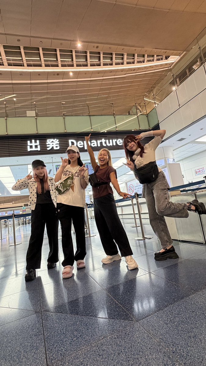 lovebites_jp's tweet photo. 🌙✈️Night flight!!

See you in 🇸🇬Singapore, 🇹🇭Bangkok and 🇲🇾Kuala Lumpur!!

#LOVEBITES https://t.co/RkILG74yeX