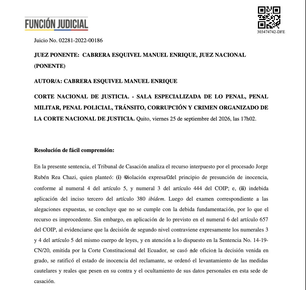 mariovelezec's tweet photo. #SentenciasPenalesCNJ | ¿Puede presumirse que el propietario de un vehículo era quien lo conducía únicamente porque no demostró lo contrario? 

La Sala Especializada de lo Penal de la @CorteNacional analiza esta cuestión en la sentencia dictada dentro del Juicio No. 02281-2022-00186, de 25 de septiembre de 2026, y establece importantes consideraciones sobre los límites de la casación, la presunción de inocencia, la carga de la prueba y la prohibición de construir responsabilidad penal a partir de presunciones.

El proceso se originó a partir de un accidente de tránsito ocurrido el 26 de febrero de 2022, en la vía Guaranda-Ambato, en el que estuvieron involucrados dos vehículos. Uno de ellos, de placas PAC6630, fue identificado como causante del accidente y registró daños materiales en el otro automotor por un valor superior a USD 4.600.

El procesado Jorge Rubén Rea Chazi fue condenado en primera instancia como autor directo del delito de daños materiales previsto en el inciso tercero del artículo 380 del COIP, imponiéndosele una multa de cuatro salarios básicos unificados, la reducción de nueve puntos en su licencia de conducir y el pago de USD 4.619,39 por concepto de reparación integral.

La defensa sostuvo que, aunque el procesado era propietario del vehículo involucrado, no se había demostrado que él fuera quien lo conducía al momento del accidente. Alegó además que la sentencia de apelación había invertido la carga de la prueba al exigirle demostrar que no estaba conduciendo el automotor.

¿Qué analiza la Corte Nacional?

La Corte parte de una precisión fundamental: la presunción de inocencia implica que corresponde a la Fiscalía demostrar, mediante prueba suficiente, tanto la existencia de la infracción como la responsabilidad penal de la persona procesada.

La propiedad de un vehículo y la conducción del mismo son circunstancias jurídicamente distintas. El hecho de que una persona sea propietaria del automotor involucrado en un accidente no demuestra, por sí solo, que esa persona se encontraba conduciéndolo en el momento de los hechos.

En este caso, la Corte Nacional observa que el Tribunal de Apelación sostuvo que el procesado era propietario del vehículo y que “no había probado” que no lo estuviera conduciendo. A partir de esa circunstancia, concluyó que era el conductor y, por tanto, responsable del accidente.

Para la Corte Nacional, este razonamiento resulta incompatible con la presunción de inocencia y con la regla de duda a favor del reo.

La carga de la prueba no puede trasladarse al procesado. No corresponde exigirle que demuestre su inocencia ni que pruebe que no conducía el vehículo. Era la acusación la que debía acreditar, con prueba suficiente, que el procesado efectivamente conducía el automotor y que existía el correspondiente nexo causal entre su conducta y el resultado dañoso.

Un punto clave del fallo: la ausencia de prueba de descargo no puede convertirse en una prueba de cargo.

La Corte recuerda que el artículo 455 del COIP establece que la prueba y los elementos de prueba deben mantener un nexo causal entre la infracción y la persona procesada, y que dicho fundamento debe basarse en hechos reales introducidos mediante un medio de prueba, no en presunciones.

Por ello, no resulta jurídicamente válido construir la responsabilidad penal a partir de una inferencia como esta:

Propietario del vehículo + no demostró que no conducía = conductor responsable.

La Corte considera que esa estructura de razonamiento invierte el onus probandi, pues convierte la falta de prueba de descargo en el elemento que completa la acusación.

Además, la sentencia recuerda que el silencio del procesado o la ausencia de prueba presentada por su defensa no pueden utilizarse para suplir una insuficiencia de la prueba de cargo.

¿Qué ocurre con el recurso de casación?

La Corte también analiza los límites propios de este recurso. La casación es extraordinaria y se encuentra limitada al examen de cuestiones de derecho. No constituye una tercera instancia ni permite volver a valorar las pruebas o modificar los hechos establecidos por los tribunales de instancia.

En consecuencia, la defensa debía demostrar técnicamente un error de derecho en la sentencia de apelación, identificando la causal de casación correspondiente y explicando de qué manera dicho error había influido en la decisión.

La Corte concluyó que los cargos planteados por la defensa no estaban debidamente fundamentados. En particular, no se explicó de manera suficiente cómo las normas invocadas habían sido vulneradas conforme a las exigencias técnicas del recurso de casación.

Por ello, el recurso de casación presentado por el procesado fue declarado improcedente.

Sin embargo, el análisis no terminó allí.

¿Por qué la Corte casó la sentencia de oficio?

Al revisar la sentencia impugnada, el Tribunal de Casación advirtió que existía una vulneración jurídica que debía ser corregida de oficio, conforme al numeral 6 del artículo 657 del COIP.

La Corte identificó que el Tribunal de Apelación había utilizado como fundamento para atribuir la conducción del vehículo al procesado el hecho de que este era propietario y que no había demostrado que no conducía.

Este razonamiento, según la Corte, contravino expresamente los numerales 3 y 4 del artículo 5 del COIP, relativos a la duda a favor del reo y a la presunción de inocencia.

Por esta razón, aunque el recurso de casación fue declarado improcedente por falta de fundamentación técnica, la Corte Nacional casó de oficio la sentencia de apelación y ratificó el estado de inocencia del procesado.

También ordenó el levantamiento de las medidas cautelares y reales que pesaran en su contra como consecuencia de este proceso y dispuso el ocultamiento de sus datos personales en el sistema judicial correspondiente.

Un aspecto relevante del voto concurrente

El juez nacional Marco Boris Aguirre Torres compartió la decisión de casar de oficio la sentencia y ratificar el estado de inocencia, pero consideró necesario identificar además una vulneración expresa del artículo 455 del COIP, relativo al nexo causal.

Su razonamiento parte de una distinción: no se trataba de volver a valorar las pruebas ni de establecer nuevos hechos, sino de examinar jurídicamente la inferencia utilizada por el Tribunal de Apelación.

El voto concurrente identifica tres premisas asumidas por la sentencia:

El vehículo PAC6630 intervino en el accidente.

El procesado era propietario de dicho vehículo.
El conductor había abandonado el lugar del siniestro.
Sin embargo, el Tribunal de Apelación concluyó que el procesado era quien conducía porque no había demostrado lo contrario.

Para el voto concurrente, esa inferencia no permite establecer válidamente la identidad del conductor. La propiedad del vehículo no demuestra por sí misma quién lo conducía en un momento determinado, y la falta de prueba de descargo tampoco puede suplir esa ausencia de prueba.

Por ello, el voto concurrente considera que la vulneración no se limita a la presunción de inocencia y la duda a favor del reo, sino que también alcanza directamente al artículo 455 del COIP, porque el nexo causal entre la infracción y el procesado fue construido sobre una premisa que no había sido demostrada.

En síntesis: el fallo no establece que la propiedad de un vehículo sea irrelevante frente a las consecuencias civiles derivadas de un accidente. Lo que reafirma es que la responsabilidad penal del propietario no puede presumirse únicamente por su condición de dueño del automotor ni por su falta de prueba de descargo.

Para atribuir responsabilidad penal, la acusación debe demostrar mediante prueba suficiente que la persona procesada realizó la conducta que se le atribuye y que existe un nexo causal entre esa conducta y la infracción. La ausencia de prueba de descargo no puede transformarse en prueba de culpabilidad.

El caso también reafirma que la casación no constituye una tercera instancia: aunque el recurso planteado sea improcedente por falta de fundamentación técnica, la Corte Nacional puede casar de oficio una sentencia cuando advierta una vulneración de la ley que afecte garantías fundamentales.

#Ecuador #PresunciónDeInocencia #CargaDeLaPrueba #Casación #DerechoPenal