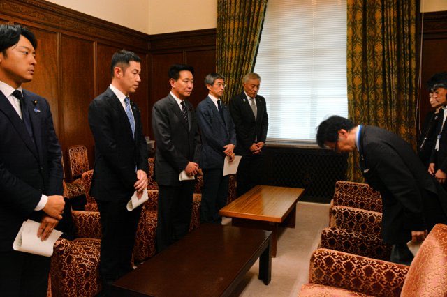 Setunasatuki's tweet photo. 私は無職だから変な時間に置きようがどうということもないですがお仕事のある身で夜中まで大変ですなぁ。
　それはともかくそりゃ焦るでしょうさ。
　今のめちゃくちゃな野党の状態で維新も野党に追い出されたら存在意義が一気に消し飛ぶは野党共闘にもどうやっても入れそうにないわ、さっさと比例つぶしをしておかないと参政党あたりが小選挙区をぶち抜くぐらい力をつけてきかねないわ、連立で維新にのこったのは下の写真の傲慢不遜な維新の議員というイメージだけだわ。こりゃ選挙が大変だ。
　ところで、去年の御党の代表の発言、どう整合性をつけるんだろうねぇ。
https://t.co/F5J87Dqx1u