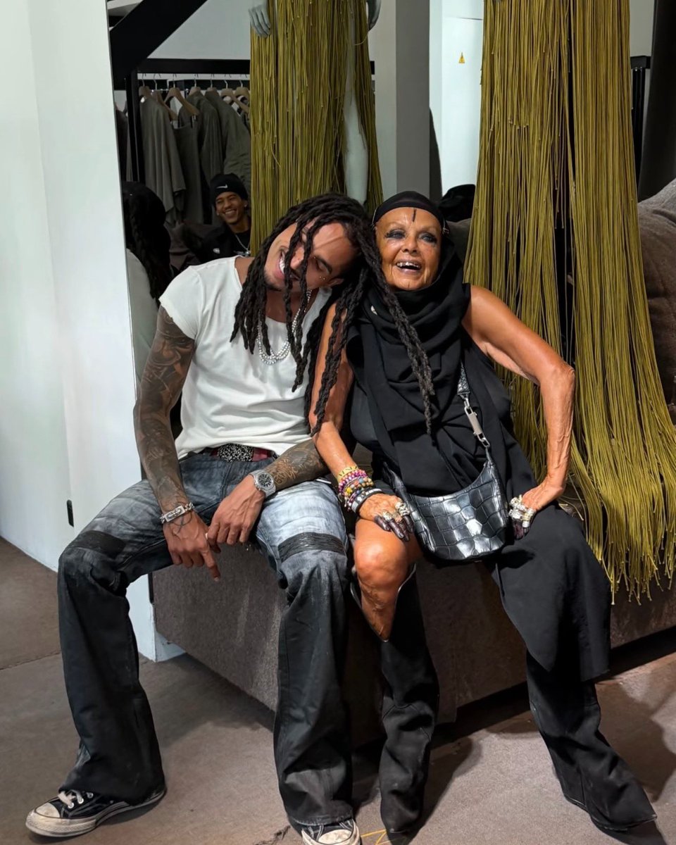 rapoutcontext's tweet photo. Matuê encontrou Michèle Lamy na loja da Rick Owens, em Paris.

A lendária estilista, artista e empresária francesa é uma das figuras mais importantes por trás do universo de Rick Owens, sendo sua parceira de vida e a principal força criativa do império construído pelos dois! https://t.co/5tbHeHJepI