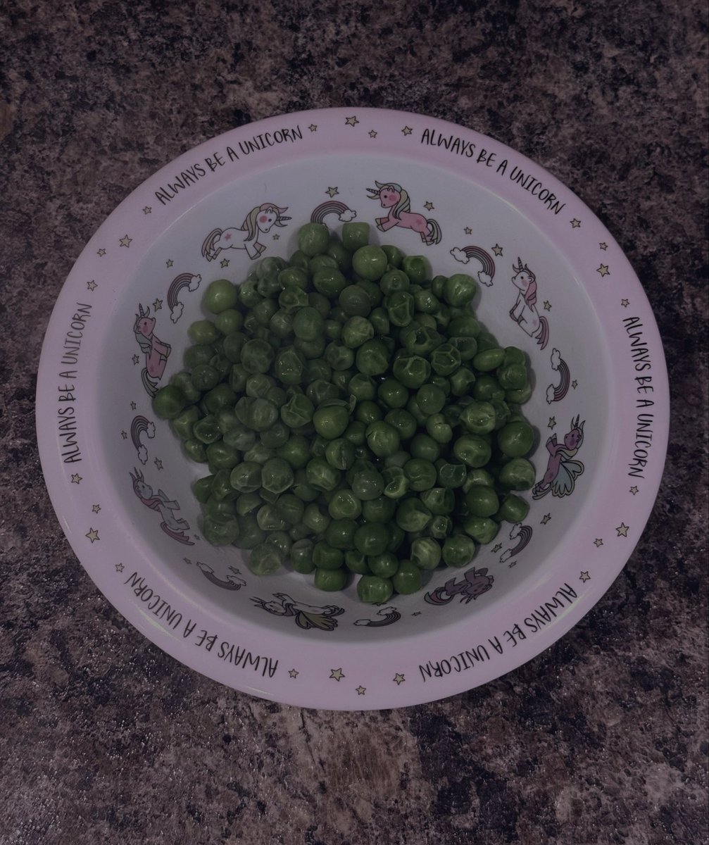 bunnyretardd's tweet photo. i had peas in my unicorn bowl 🦄 https://t.co/BG3vyCb7wQ
