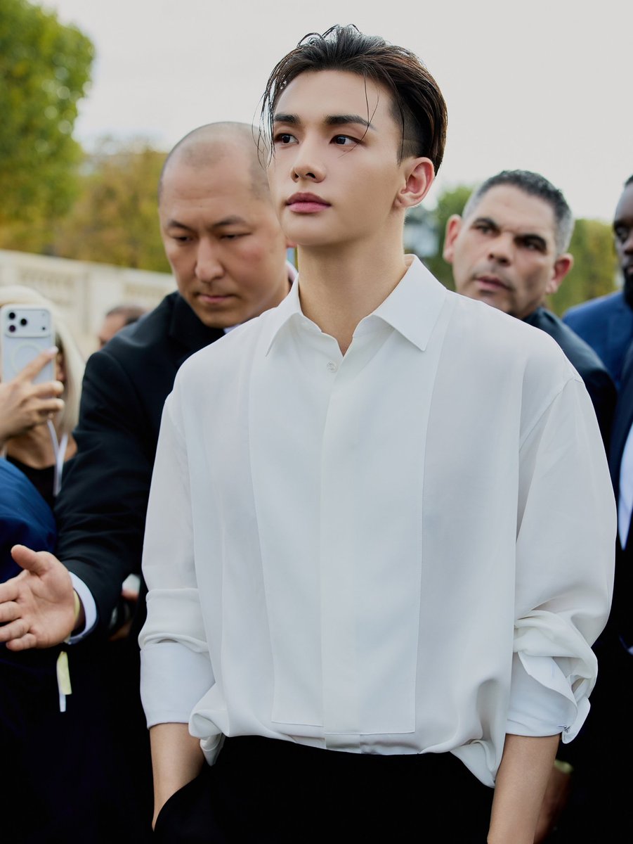 ssomi_SKZlove's tweet photo. 임재현 포토그래퍼님 인스타 📸

HYUNJIN STUNS AT DIOR PFW 
#DiorSummer27_HYUNJIN
#HYUNJIN_PFW26 https://t.co/bTVHWQtdOU