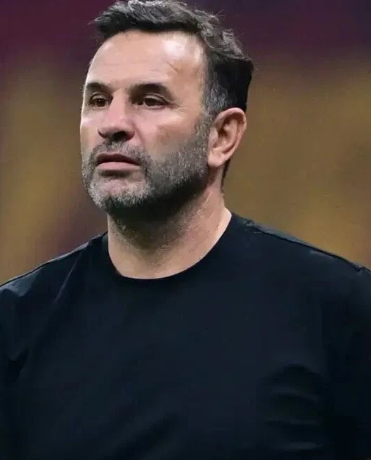SaracogluSports's tweet photo. Jose Mourinho hakemleri eleştirdi diye 2 maç ve 558 bin TL para cezası aldı.

Okan Buruk hakemlere küfür etti 1 maç ve 100 bin TL para cezası aldı. Alın size yapı. https://t.co/TGPydb9aCp
