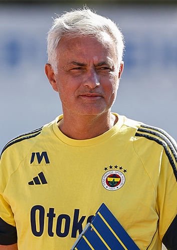 SaracogluSports's tweet photo. Jose Mourinho hakemleri eleştirdi diye 2 maç ve 558 bin TL para cezası aldı.

Okan Buruk hakemlere küfür etti 1 maç ve 100 bin TL para cezası aldı. Alın size yapı. https://t.co/TGPydb9aCp
